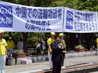 '图12:再次到场声援学员们的上畠议员'