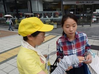 '图18:出来购物的盐见女士(右)'