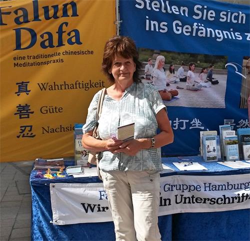 '图9:盖佩尔(Frau Geipel)女士对全世界法轮功学员为反迫害所做的努力。'