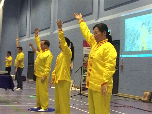 '图1:法轮功学员演示功法。'