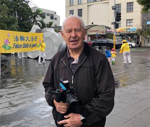 图7:布林·波特被法轮功学员们的炼功场面所吸引。