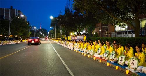 '图1～3：夜幕渐渐降临，法轮功学员安静祥和肃穆的场面，吸引不少来往民众驻足关注和了解真相。有过往的车辆慢慢停下来录像，有司机询问要资料，许多路人纷纷用手机记录，并支持法轮功学员反迫害，还有大陆民众现场三<span