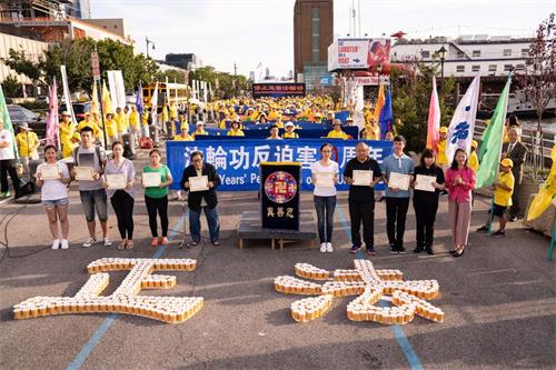 '图14:在集会现场,张庆信、许予飞、刘刚、马赛、冉华、郑宪国、陈金源、张桂芹、李敏慧等9名中国人,公开退出中共的党、团、队。'