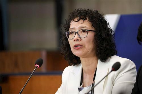 '图3:二零一九年七月十七日,遭受中共迫害的法轮功学员张玉华在美国国务院举行的“推动宗教自由部长级会议”上讲述亲身经历。'