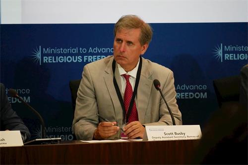 '图4:美国国务院副助理国务卿巴斯比(Scott Busby)说,法轮功学员张玉华的发言非常感人。'