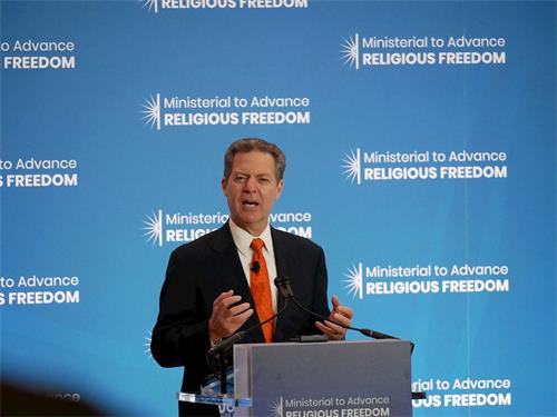 '图6:二零一九年七月十六日,美国国际宗教自由大使布朗巴克(Sam Brownback)在国务院宗教自由会议上发言。'