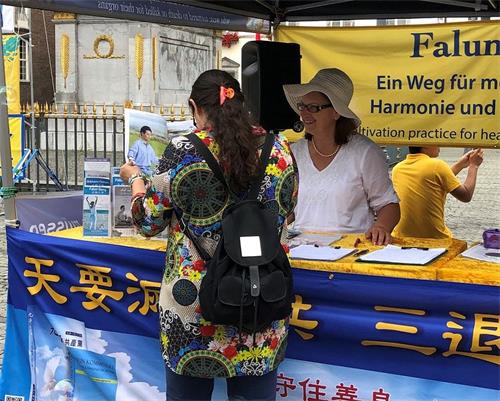 '图3~5:民众向学员了解真相并为反迫害签名'
