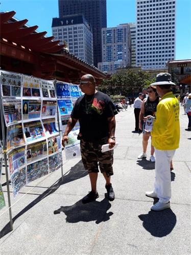 '图1~4:二零一九年七月二十日,法轮功学员在旧金山中国城花园角举办真相图片展,许多民众认真阅读。'