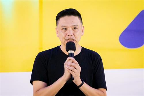 '图9:台北市议员洪建益上台声援法轮功。'