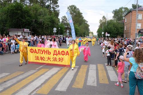 '图15:七月二十日,法轮功学员受邀参加在西伯利亚谢列霍夫市(Shelekhov)城市日大游行'