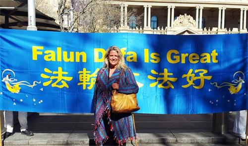 '图7:艾玛·科恩(Emma Cohen)二十年前在北京亲身见证中共迫害法轮功'
