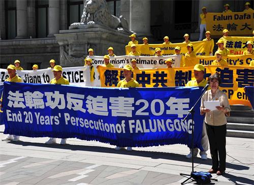 '图3:温哥华法轮功代表张素在集会宣读了加拿大法轮大法学会的声明'