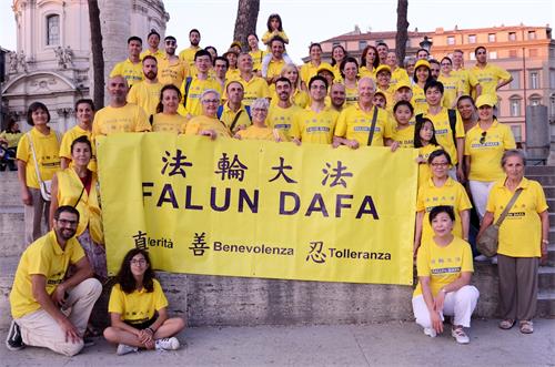 '图9:威尼斯广场(Piazza Venezia)部份法轮功学员合影'