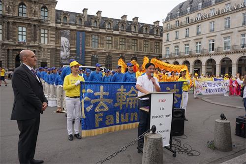 图14:二零一九年七月二十日,欧洲部分法轮功学员在卢浮宫广场集会,呼吁制止迫害。图中,法国法轮功协会主席唐汉龙正在发言。