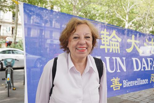 图16:人权行动协会主席玛丽-弗朗索瓦滋·兰贝尔缇(Marie-Françoise Lamperti)在集会上支持法轮功反迫害。
