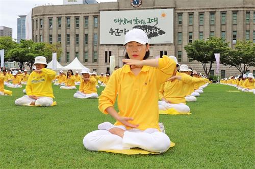 '图1~7:二零一九年七月二十日, 韩国举办“七二零” 反迫害二十周年活动,图为法轮功学员在首尔广场的草坪上集体炼功。'