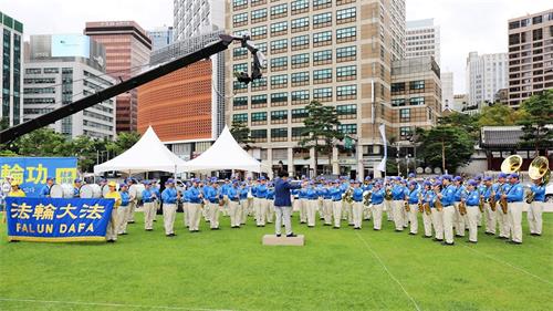 '图11:法轮功天国乐团在演奏追悼曲。'