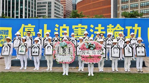 '图12:身着白衣白帽的法轮功学员们手捧因守护真理和信念遭迫害去世的学员遗像。'