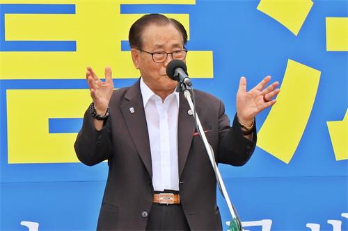 '图14:韩国基督教宣教协议总裁李基哲(音译)牧师在集会发表演说。'