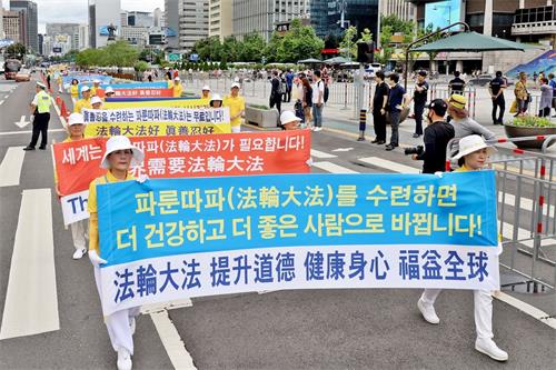 '图17~19:法轮功游行队伍走在首尔最繁华的世宗路上。'