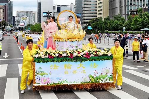 '图20:法轮功游行队伍中的花车和仙女们。'