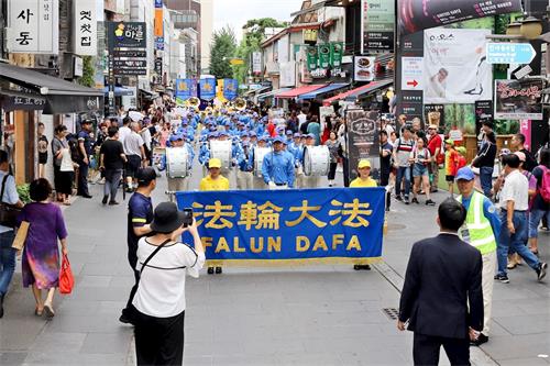 '图21~22:法轮功游行队伍走在首尔著名景点仁寺洞的路上。'