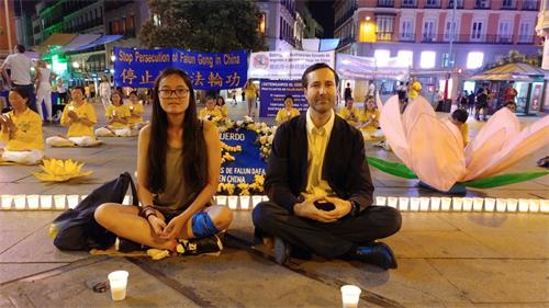 '图2:1:2019年7月19日,在马德里Callao广场,Marta小姐 和Alberto先生主动留下来和法轮功学员一起,席地而坐,烛光守夜。左边是 Marta, 右边是Alberto'