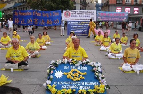 '图4:2019年7月19日,法轮功学员在马德里Callao广场上炼功。'