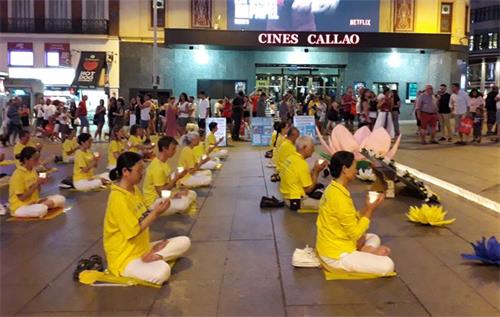 '图5:2019年7月19日,法轮功学员在马德里Callao广场上烛光夜悼。'