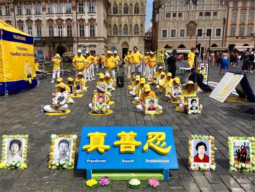 '图3:在老城广场悼念被迫害致死的法轮功学员'