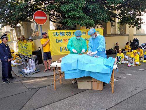 '图5:大使馆前模拟活摘器官,酷刑演示'