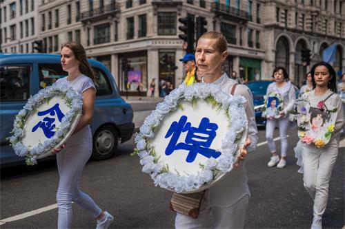 '图3~4:二零一九年七月二十日,英国法轮功学员在伦敦市中心举行“反迫害二十周年”游行。'