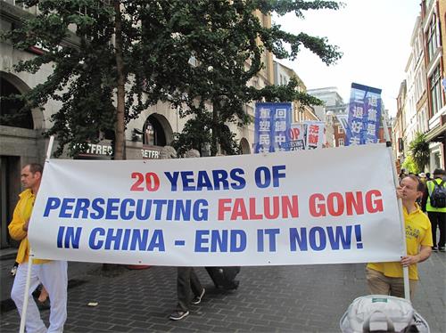 '图7~9:二零一九年七月二十日,“反迫害二十周年”游行队伍经过伦敦唐人街,吸引更多人关注法轮功。'