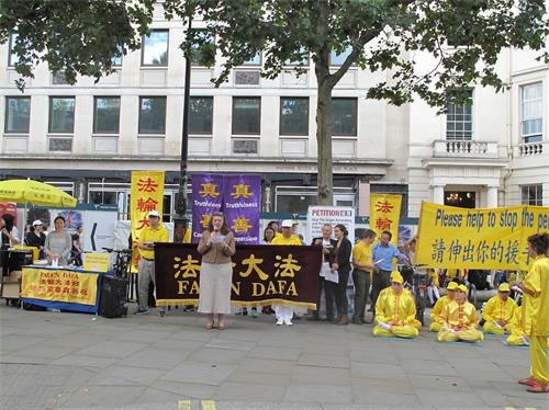 '图10:二零一九年七月二十日下午,法轮功学员在伦敦圣马丁广场(St Martin Place)集会继续传播真相,呼吁制止迫害。'
