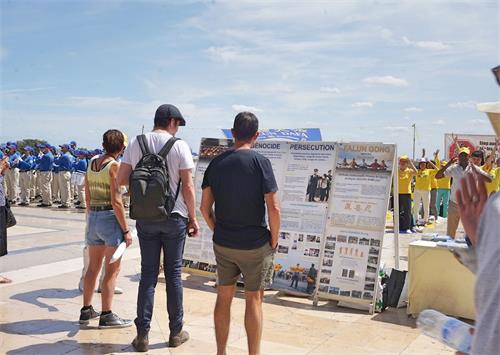 '图3~4:游客们在认真地阅读真相展板'