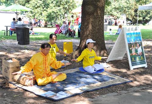 '图2:亚特兰大法轮功学员在冰激凌节上弘法'