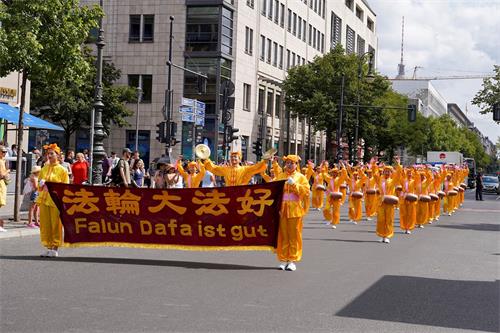 '图8~13:法轮功学员在柏林举行大游行'