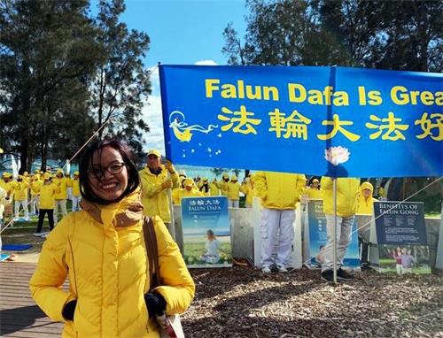 '图17:越南女士丽泰海·东(Le Thi Hai Duong)特意赶来学炼法轮功'