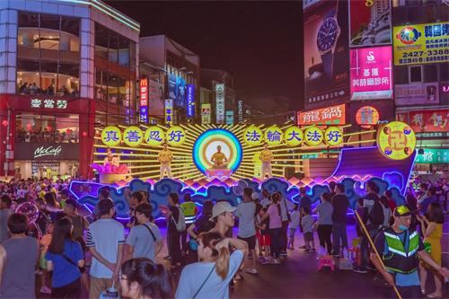 '图1:台湾法轮大法学会制作的大型精美花车'
