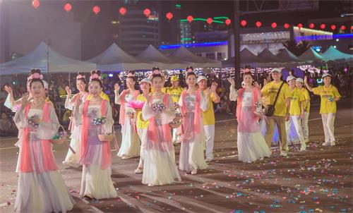 '图4:法轮功学员组成的仙女队'