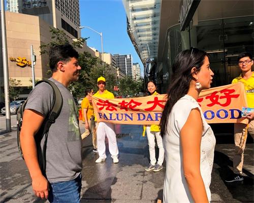'图1~3:多伦多市中心的二十七个大街的十字路口都有法轮功真相横幅。'