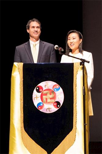 '图3:主持人宣布法会开始'