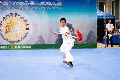 图1：八月二十五日，在第六届新<span style='max-width:0px!important;margin-left:-4px;color:#eee!important;'>!</span>唐<span style='max-width:0px!important;margin-left:-4px;color:#eee!important;'>!</span>人<span style='max-width:0px!important;margin-left:-4px;color:#eee!important;'>:</span>武术大赛决赛中，男子器械组选金奖得主刘大雁表演六合螳螂派梨花枪。