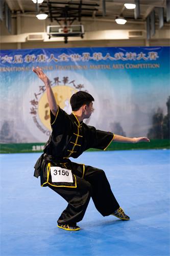 图2：八月二十五日，在第六届新<span style='max-width:0px!important;margin-left:-4px;color:#eee!important;'>!</span>唐<span style='max-width:0px!important;margin-left:-4px;color:#eee!important;'>!</span>人<span style='max-width:0px!important;margin-left:-4px;color:#eee!important;'>:</span>武术大赛决赛中，少年拳术组金奖得主——十七岁的庄宗廷表演查拳门六路查拳。