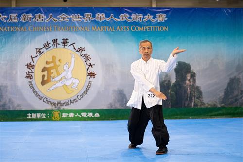图4：八月二十五日，在第六届新<span style='max-width:0px!important;margin-left:-4px;color:#eee!important;'>!</span>唐<span style='max-width:0px!important;margin-left:-4px;color:#eee!important;'>!</span>人<span style='max-width:0px!important;margin-left:-4px;color:#eee!important;'>:</span>武术大赛复赛中，南方拳术组选手陈劲志表演少林永春拳四门踢斗。