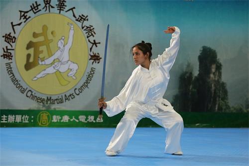 图9：劳拉‧弗朗哥‧戈梅（Laura Franco Gomez）获得第六届新<span style='max-width:0px!important;margin-left:-4px;color:#eee!important;'>!</span>唐<span style='max-width:0px!important;margin-left:-4px;color:#eee!important;'>!</span>人<span style='max-width:0px!important;margin-left:-4px;color:#eee!important;'>:</span>武术大赛女子器械组银奖。