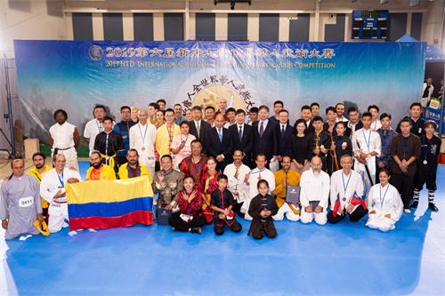 图13：八月二十五日，第六届新<span style='max-width:0px!important;margin-left:-4px;color:#eee!important;'>!</span>唐<span style='max-width:0px!important;margin-left:-4px;color:#eee!important;'>!</span>人<span style='max-width:0px!important;margin-left:-4px;color:#eee!important;'>:</span>武术大赛获奖选手与评委们、主办方负责人合影。