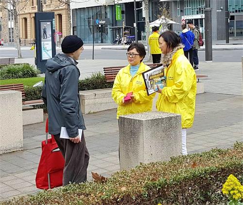 '图1:大学教师马里奥感谢学员告诉他法轮功反迫害真相'