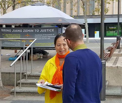 '图3:英国游客奥利弗了解真相'