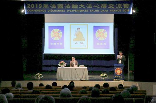 '图1:二零一九年八月四日,法轮大法学员在法国东部城市皮埃尔风丹(Pierrefontaine les Varans)市会议厅,召开了修炼心得交流会。'